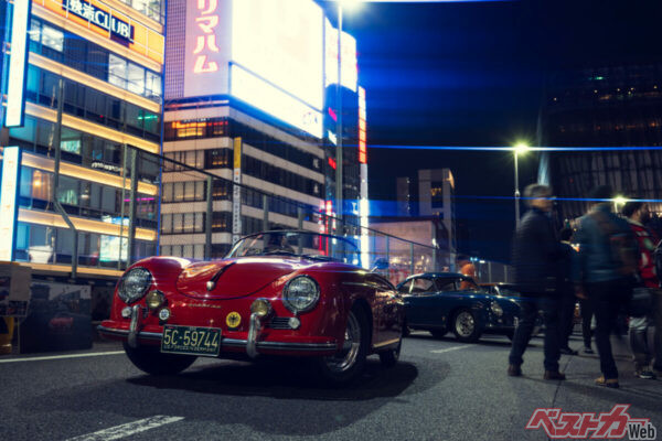 日が暮れて目立つライトの灯りが356スピードスターのボディを一層艶めかせていた