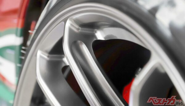 見て見て!! スポークがリムから伸びているうえ、サイドを削り落としているのだ