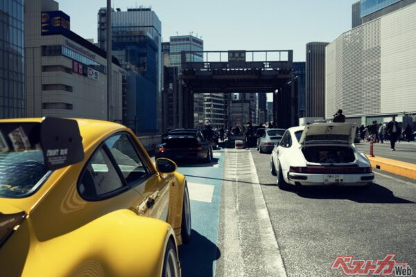 料金所入り口前に立ち尽くすストリート仕様の911