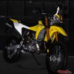 「DR-Z RALLY 4S」爆誕！ ラリータワー装備のアドベンチャースタイルが海外登場