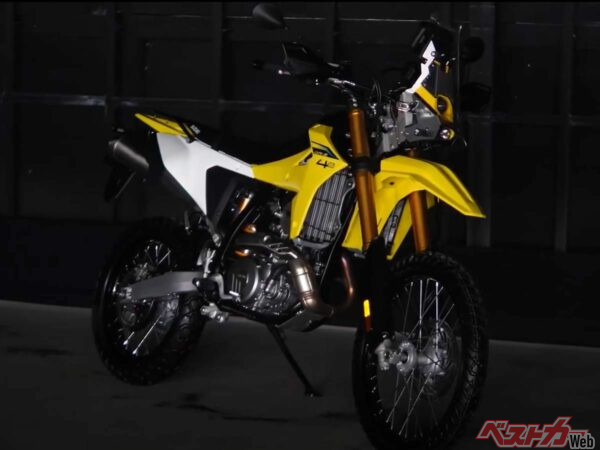 「DR-Z RALLY 4S」爆誕！ ラリータワー装備のアドベンチャースタイルが海外登場