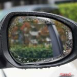 雨の日の視界革命!!　サイドミラーが水を弾く!!　超撥水サイドミラーフィルムで安全度アップ!!