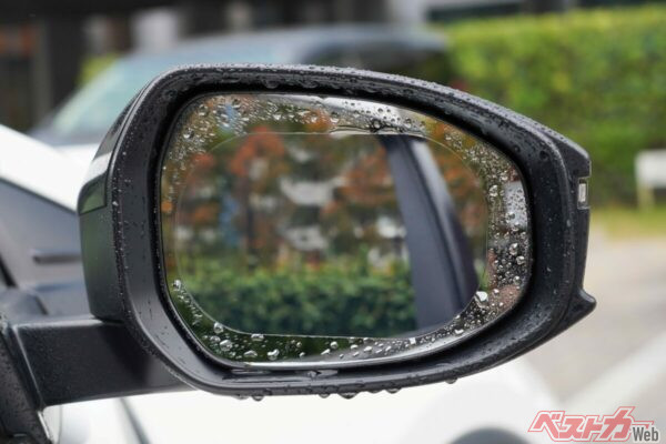雨の日の視界革命!!　サイドミラーが水を弾く!!　超撥水サイドミラーフィルムで安全度アップ!!