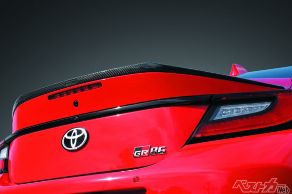 GR86/BRZのテールにカーボンの羽根を!!　リアビューを引き締める東名パワードのカーボンスポイラー登場!!!