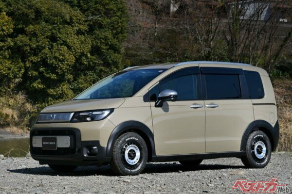 マッドヴァンスDX（マットブラックポリッシュ）を装着したホンダ フリードクロスター。本格的なオフロードではなく、週末にBBQのために河原に行ったりするライトなユーザーにも刺さるデザインだ