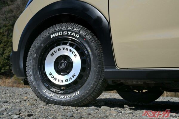 ポリッシュ仕上げされたディッシュ部分が、足元で強く主張する