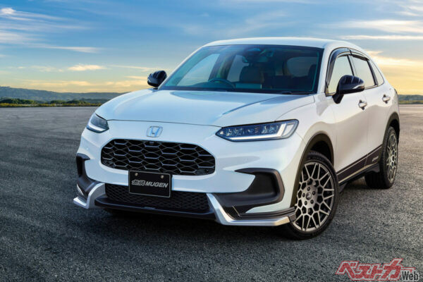 特別仕様車ならではのハニカムのグリルデザインを意識したのか、存在感のあるホイールはペンタゴンの形状を採用