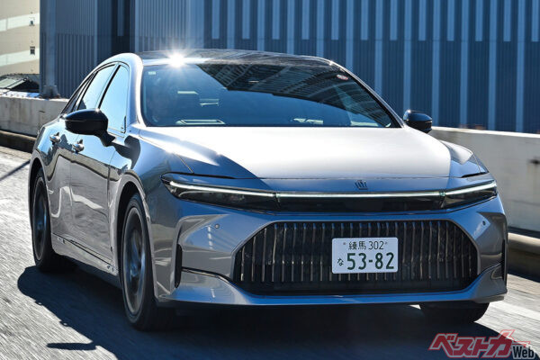 トヨタ クラウンセダン（価格：730万～830万円）。ファミリー内で唯一、燃料電池車をラインナップし、マルチパスウェイを具現化