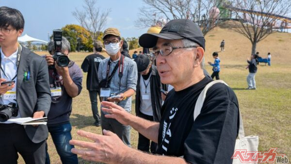 メディアの囲み取材に応えるスズキ鈴木俊宏社長。日産を抜いて国内第3位の世界販売台数（2025年累計で329.5万台）を誇るメーカーとなったことについては「お客様のおかげ。これからも身の丈に合わせて、謙虚にやっていかなきゃならない」と語った。スズキらしい！