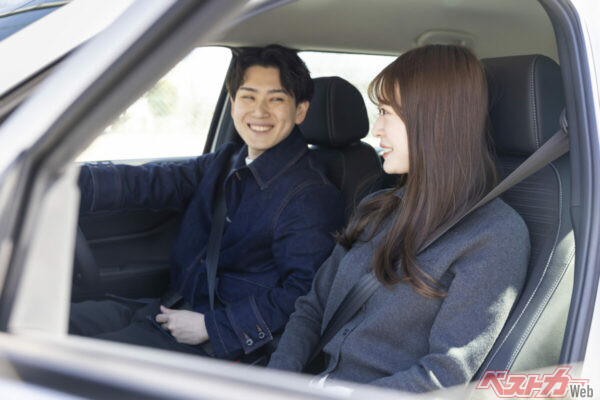 カージャニーで乗り比べを体験した新婚夫婦の仁さんと若奈さん