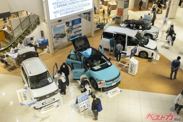 週末にはイオンモールの店舗内でイベントも開催。各ブランドの新型車に気軽に触れる機会も提供している
