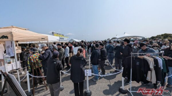 「ジムニーデイ」物販コーナーは大混雑。うれしい悲鳴が上がったが、分散は課題として検討されるはず