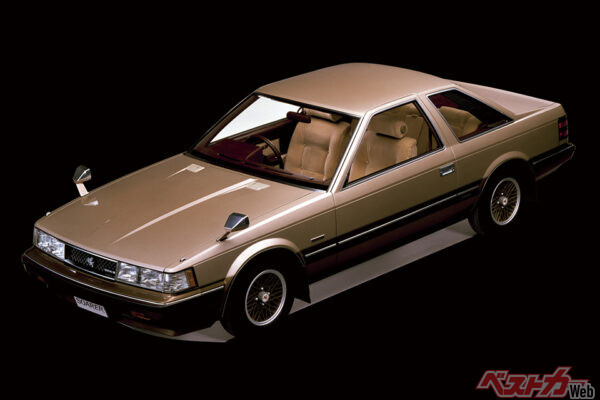 排ガス規制で牙を抜かれた日本車だったが、1981年登場の初代トヨタ ソアラが高性能クーペ時代の口火を切った。ライバルの日産 レパードを販売台数で引き離した