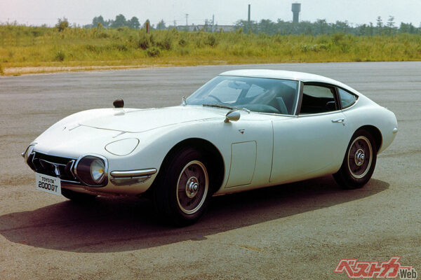 トヨタ 2000GT(1967年)。LFA、GR GTの先祖となるスーパーカー。エンジン、生産などヤマハが関与した部分も多く、価格はクラウン2台分の238万円