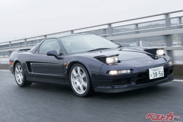 ホンダ NSX(1990/2016年)。初代はフェラーリ 328などをターゲットにしたスポーツカー、2代目はマクラーレン級のスーパーカー