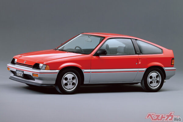 ホンダ CR-X（1983年）。当初はライトな2ドア車だったが、改良が進むごとに1.6L・DOHCの搭載などもあり、ジムカーナでも活躍する硬派なキャラとなった