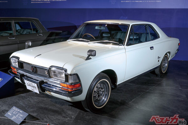 トヨペット クラウン ハードトップ（1968年）。Bピラーを廃したセンターピラーレス構造により、窓を開けた際の圧倒的な開放感と、クーペのような流麗なサイドビューを実現。角型ヘッドライトはHT専用