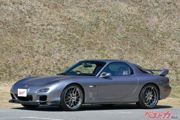 マツダ RX-7（2002年）。なめらかで有機的なボディラインは30年以上前のデザインとは思えないほど現代的で美しく見惚れる