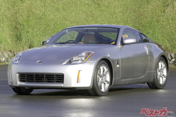 日産 フェアレディZ（2002年）。S30型のシルエットを彷彿とさせつつも、極限まで張り出したフェンダーなど非常に斬新なデザイン