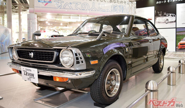 トヨタ カローラレビン（1972年）。兄弟車のスプリンタートレノと同様に、純正でボルト留めのオーバーフェンダーを装着しておりクール