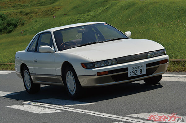 日産 シルビア(1988年)。直線基調の先代型から一転して彫刻のように流麗なシルエットに