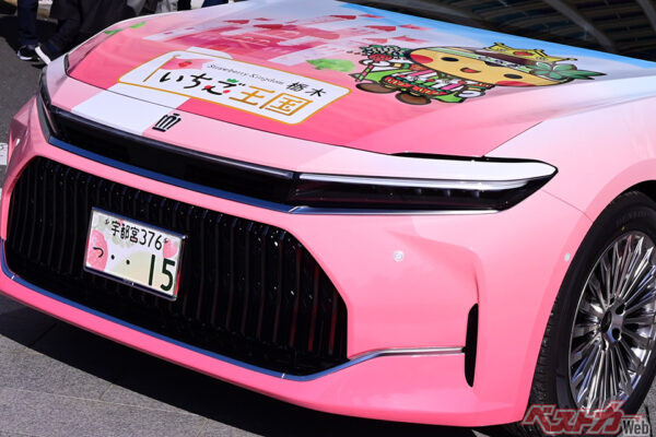 ピンクのクラウン再来！　思わず二度見の可愛さ!!　特別塗装と専用仕様が魅力のいちごクラウン登場