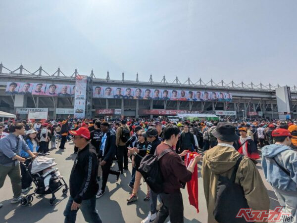 決勝前日の予選日でもこの入りよう。F1の人気っぷりを物語る