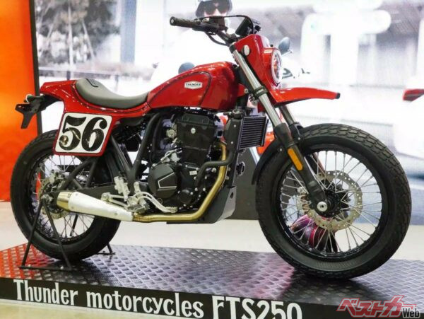 サンダーモーターサイクルズが新作トラッカー「サンダー FTS250」を初公開！　ストリートに映えて走りも軽快だと!?【東京MCショー】