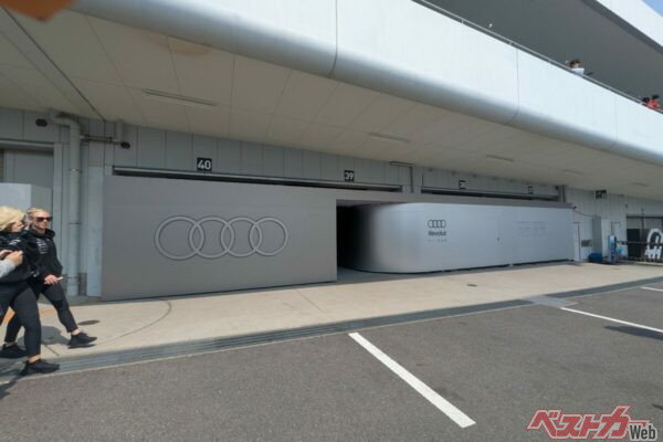 アウディのパドックはシンプルでありながら、引き算の美学を用いたデザインだ