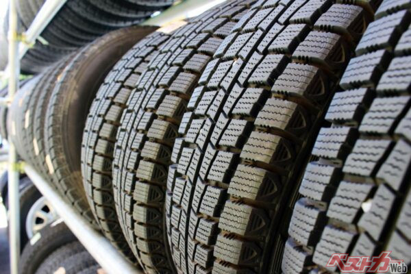 スタッドレス通年使用は雨天時の排水不足で危険性が高まり、摩耗や燃費悪化で経済的にも不利（buritora@Adobe Stock）