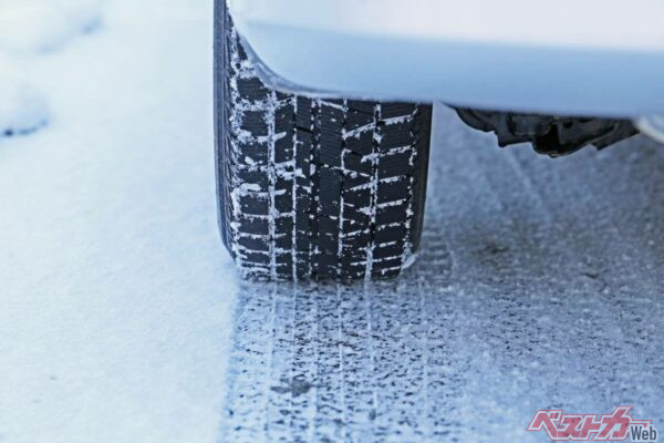 スタッドレスを1年中使うのは危険!?　実は夏に性能激落ちの衝撃事実！　通年使用のリスクと正しい使い方
