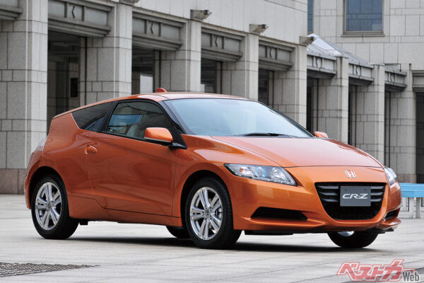 ホンダ CR-Z（2010年）。ホンダ初期ハイブリッドシステム「IMA」を搭載し、ハイブリットスポーツという新境地を開拓。スタイリッシュなCR-X風のスタイルは低燃費にも貢献。6MTを選べたのも魅力