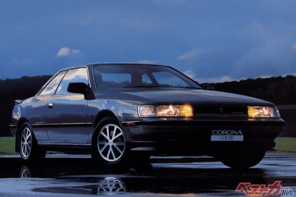 トヨタ コロナクーペ（1985年）。4代目セリカの兄弟車。大きな違いは、固定式ヘッドライトとトランク付きノッチバッククーペであること。セリカ人気の陰に隠れ、残念ながら不発に終わった