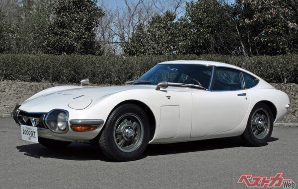トヨタ 2000GT（1967年登場）。ヤマハとの共同開発で生まれた日本初の本格GT。150psの2L直6・DOHCを搭載し、5MTなど当時最先端の技術を採用
