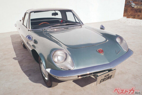 マツダ コスモスポーツ（1967年登場）。世界初の2ローターエンジン搭載のスポーツカー。491cc×2ローターで128psを発揮。流麗なクーペスタイルも特徴