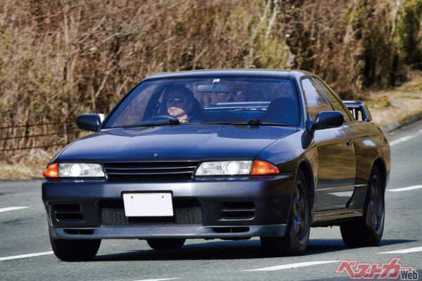 日産 スカイラインGT-R（1989年登場）。レースに勝つことを使命に16年ぶりに復活したGT-R。2.6L直6ツインターボは280ps/36.0kgmを発揮