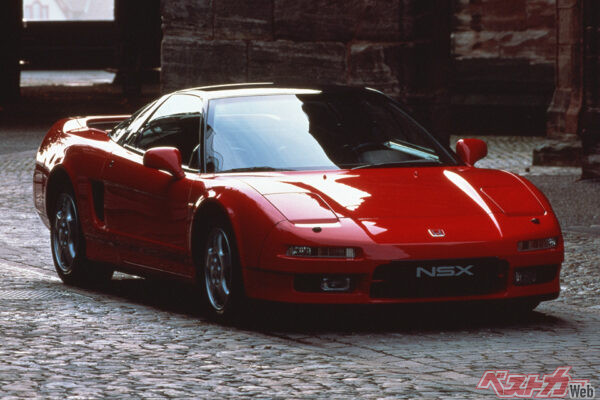 ホンダ NSX（1990年登場）。軽量なアルミボディに、280psの3L・V6エンジンをミドシップ搭載した国産スーパーカーとして1990年発売