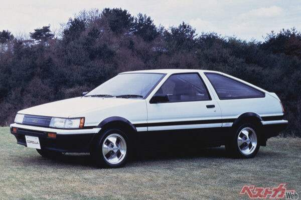 トヨタ AE86 レビン(1983年登場)。カローラレビン/スプリンタートレノ最後のFRとなった5代目。130psの1.6L直4エンジン搭載