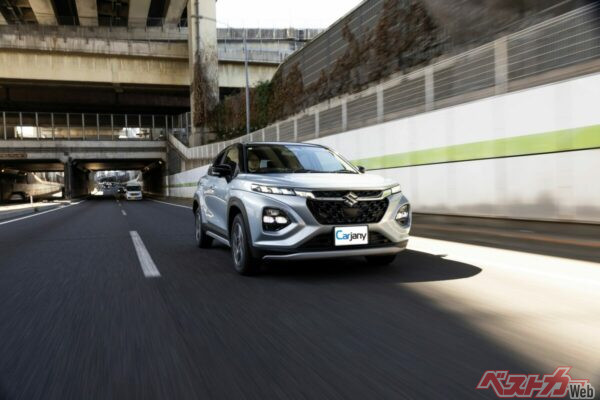 フロンクスには全方位カメラが標準装備。駐車が苦手な仁さんにとっては、クルマの周辺情報を把握できるとして高評価 (※ナンバープレートはデジタル加工しています)