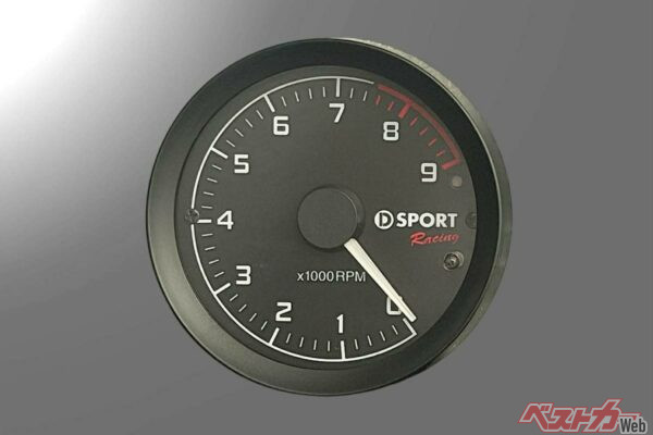 タコメーターはD-SPORT Racingのロゴが入り、ホワイトLED照明なので視認性もいい