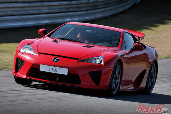 レクサス LFA。車体の約65％に自社生産の炭素繊維強化樹脂を採用。圧倒的な軽さと強靭なボディ剛性を両立。当時の販売価格は3750万円