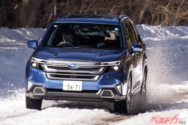 スバル フォレスター「Premium」。滑りやすい雪道では、日常使いではほぼ感じることのない微小なターボラグを感じた。この点は、電動モデルの緻密なトルク制御に軍配が上がる