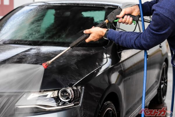 最初は洗わず、ひたすら流す。たっぷりの水で汚れを浮かせるのが鉄則だ（PHOTO：Adobe Stock_vladim_ka）