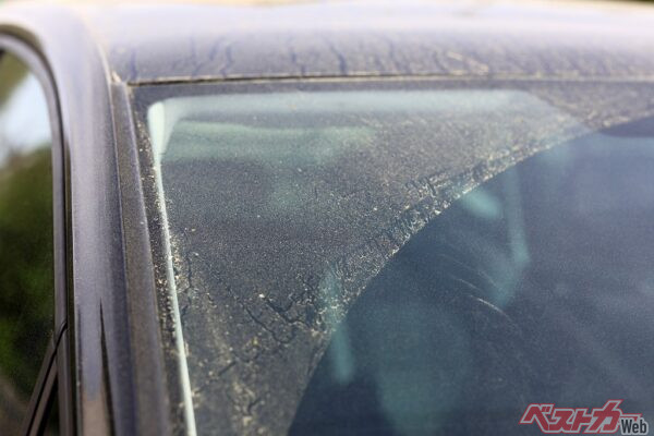 この状態で拭くのは厳禁。微粒子を塗装に押し付け、愛車がキズだらけになってしまう（PHOTO：Adobe Stock_macrossphoto）