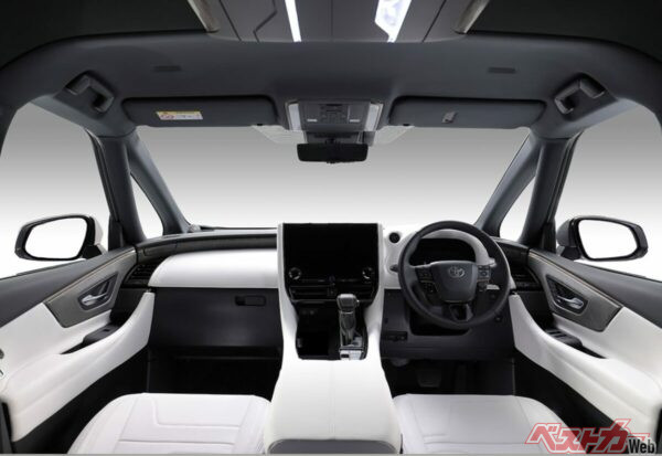 天然石パネルを使ったインテリア。ショーカーらしい大胆なラグジュアリー表現が採用されている