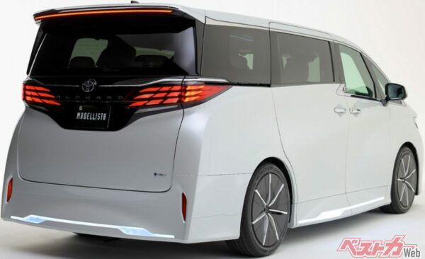 サイドスポイラーやリアバンパーにも、インパクトのあるプリズムライティングが施されている