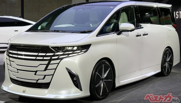 アルファード MODELLISTA CONCEPT。ドレスの裾のように広がるアンダースポイラーが、ワイドなスタンスをさらに強調している