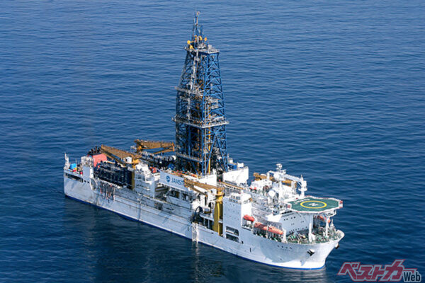 南鳥島沖で泥を試掘する海洋研究開発機構の探査船「ちきゅう」（画像：JAMSTEC）