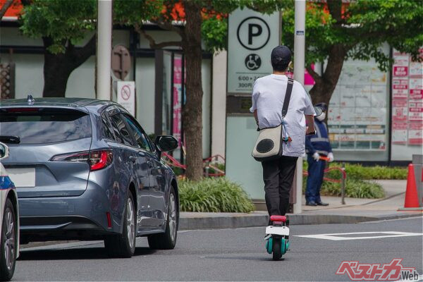 近ごろよく見かける電動キックボードは、基本的に原付。ただし最高速度が時速20kmに制限されているものは「特定小型原付」となり、軽車両であない（Tsubasa Mfg@Adobestock）