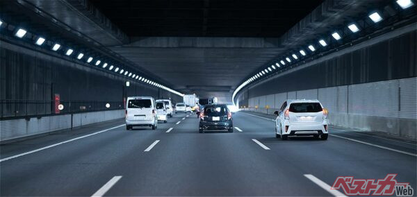 車間距離を広く設定するだけでクルマの挙動がおだやかになる（naka@Adobestock）